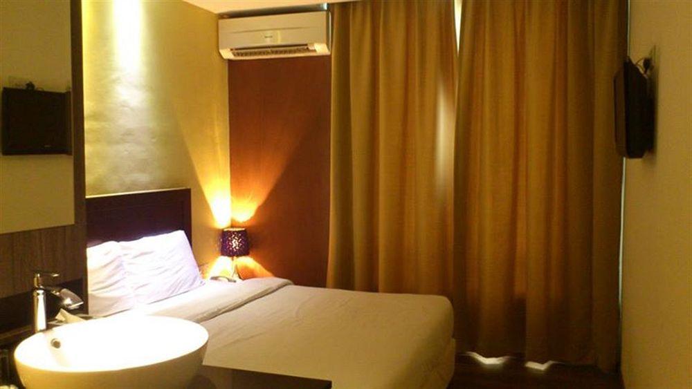 Zotel Business & Leisure Hotel Kuching Kültér fotó