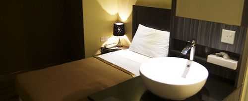 Zotel Business & Leisure Hotel Kuching Kültér fotó